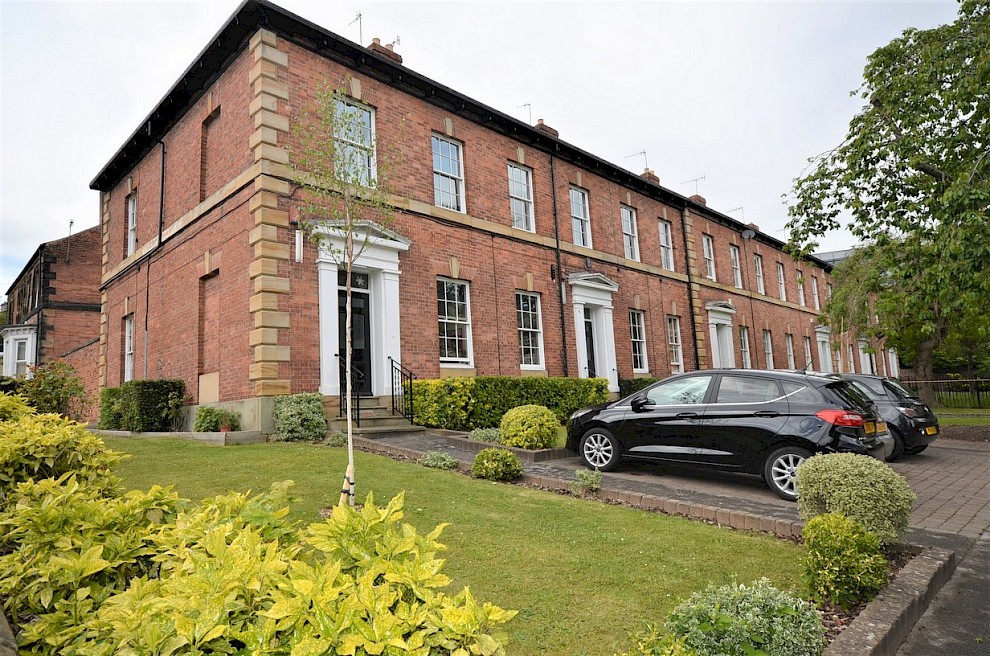 gallery image 01_-1-peel_terrace-sheffield-7-bedroom-student-house.jpg