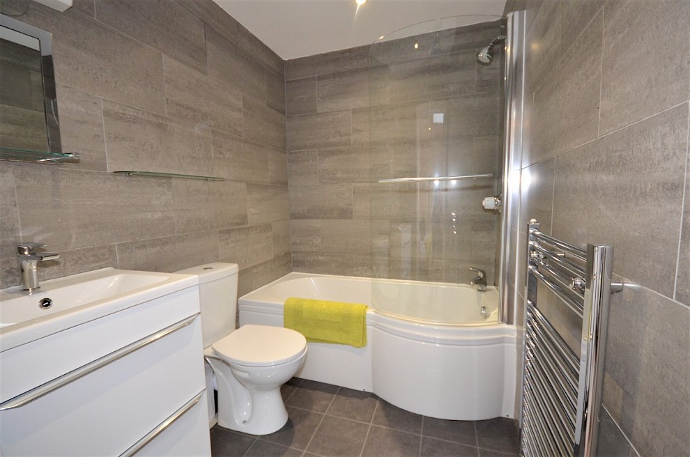 gallery image 07_flat-9-rutland-court-ground-floor-en-suite-bathroom.jpg