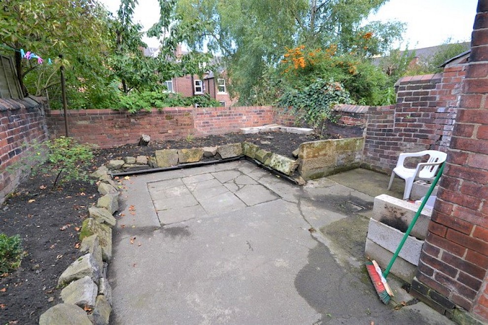 gallery image 12-thompson-rd-rear-yard.jpg