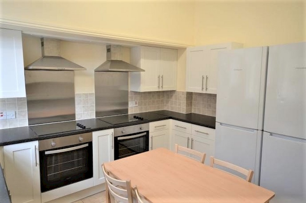 gallery image 2-peel-terrace-7-bedroom-student-house-in-broomhall-sheffield-01.jpg