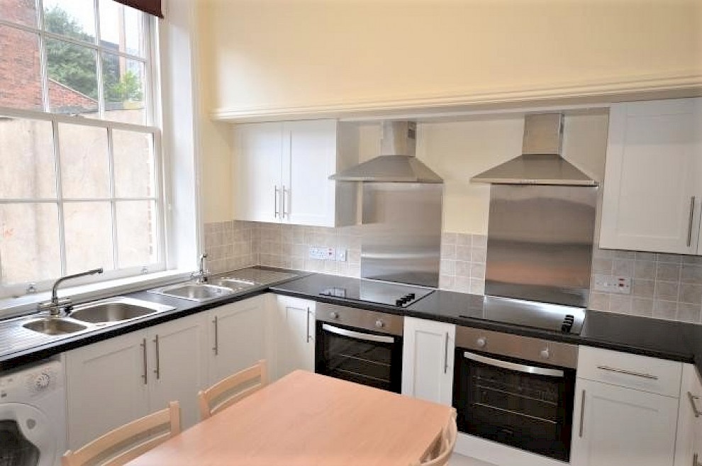 gallery image 2-peel-terrace-7-bedroom-student-house-in-broomhall-sheffield-02.jpg