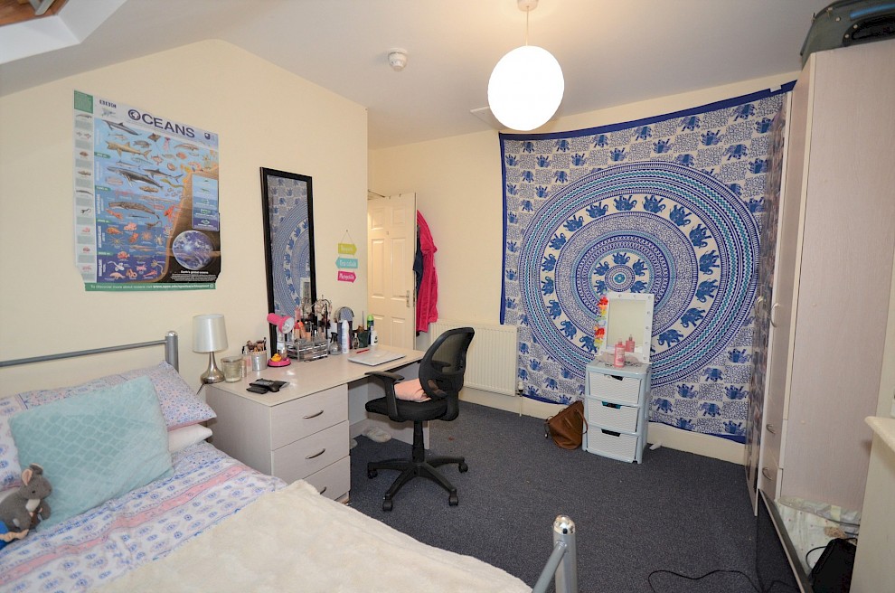 gallery image 4_-47-broomgrove-rd-bedroom-8.jpg