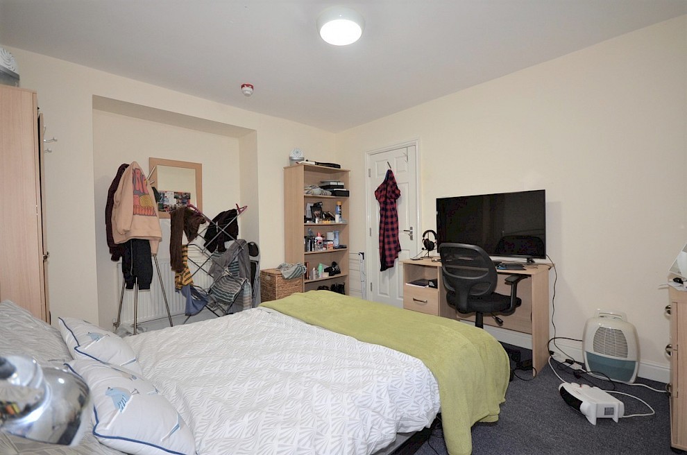 gallery image 451-glossop-bedroom-2-second-view.jpg