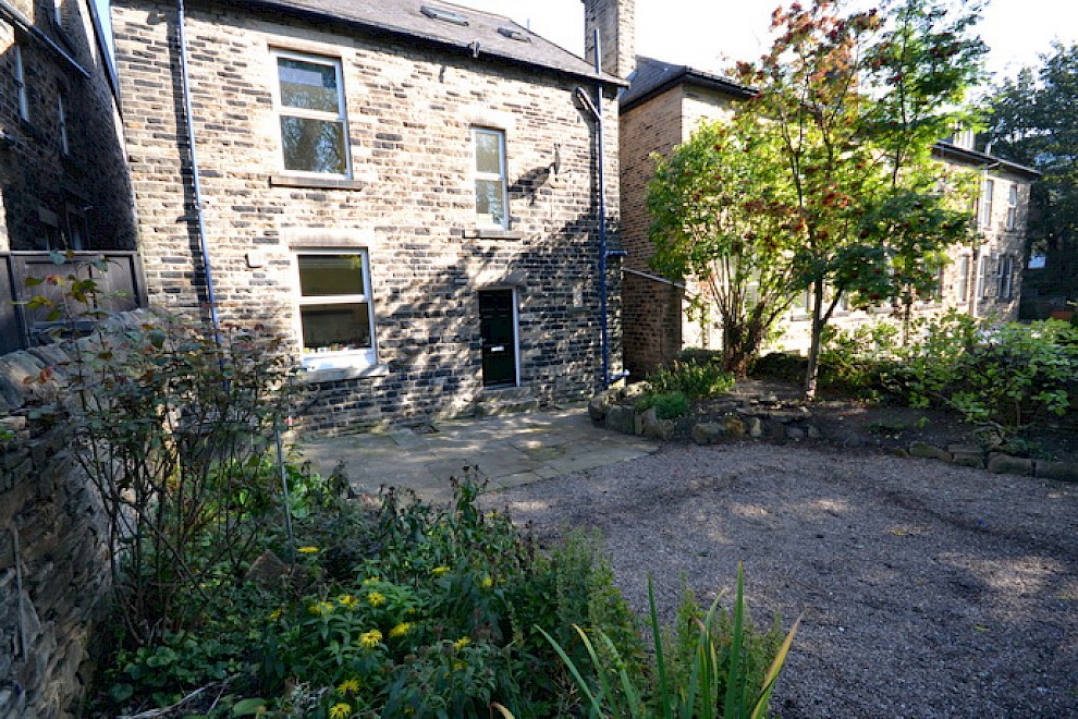 gallery image 13-mooroaks-rd-rear-garden.jpg