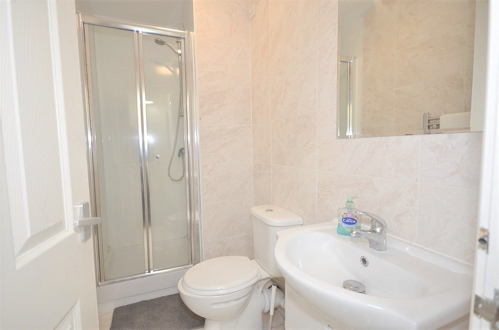 gallery image 5-roslin-rd-ground-floor-bathroom.jpg